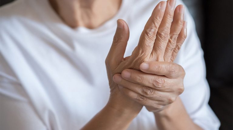 pain-From-Rheumatoid-Arthritis-Rheumatoid-Arthritis-feat | Rheumatoid Arthritis: Causes, Symptoms & Treatment