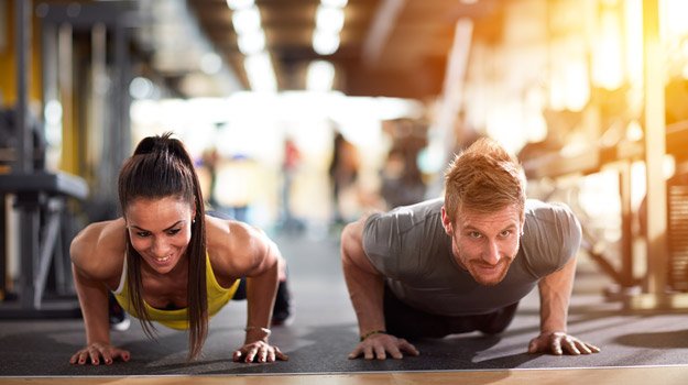 fit-couple-doing-push-ups-Does-Exercise-Reverse-the-Effects-of-Alcohol