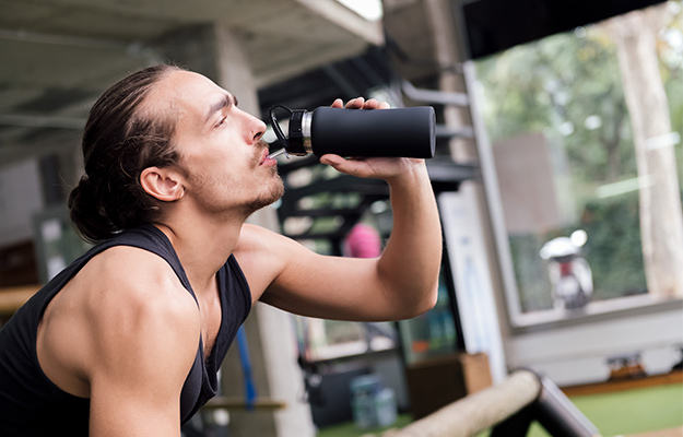 young-athlete-drinking-water-while-resting-Best-Ways-to-Rehydrate-After-Exercise